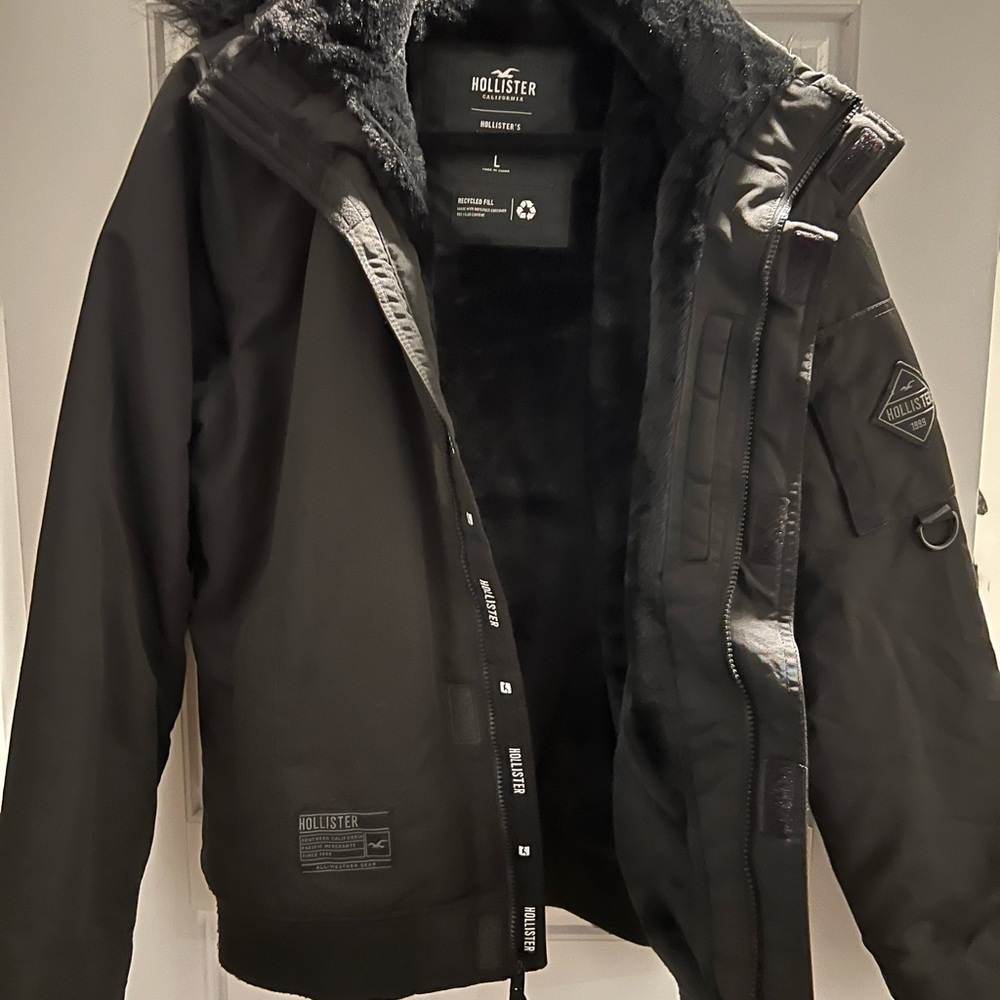 Hollister Men's Black Puffer Jacket with faux fur collar